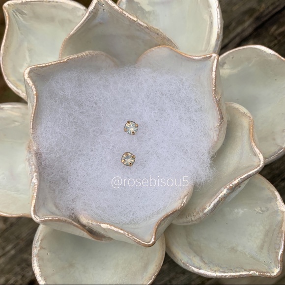 💋🆕Iridescent Facetted Mint Opal Gold Prong Studs - Picture 2 of 5